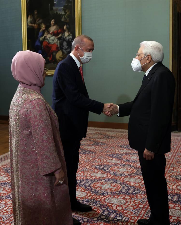 <p>Türkiye Cumhurbaşkanı Recep Tayyip Erdoğan, G20 Liderler Zirvesine ev sahipliği yapan İtalya Cumhurbaşkanı Sergio Mattarella'nın, liderler ve eşleri onuruna verdiği akşam yemeğine katıldı.</p>
