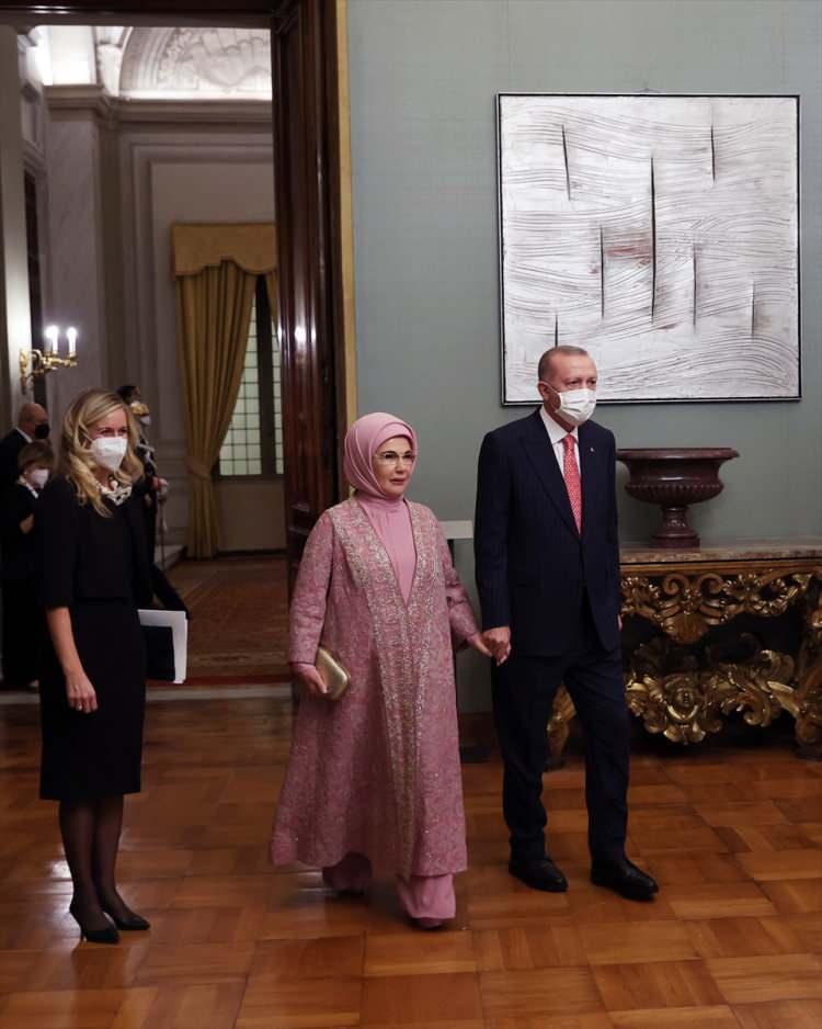 <p>Cumhurbaşkanlığı Sarayı Quirinale'deki yemek öncesinde, Mattarella ve kızı ile İtalya Başbakanı Mario Draghi ve eşi Maria Serenella Cappello, konukları karşıladı.</p>

<p> </p>
