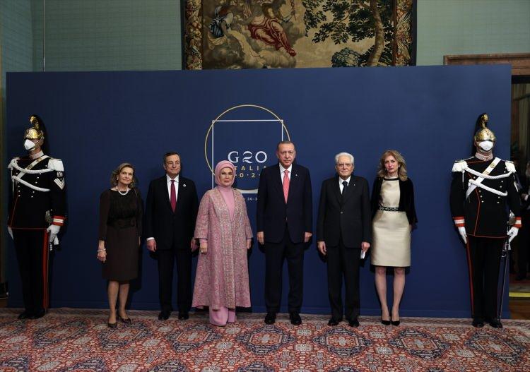 <p>Cumhurbaşkanı Erdoğan da yemeğe eşi Emine Erdoğan ile iştirak etti.</p>

<p> </p>
