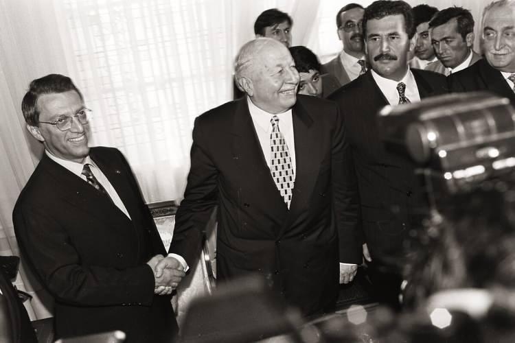 <p>Başbakan Necmettin Erbakan, Başbakanlık görevini ANAP Genel Başkanı Mesut Yılmaz'a devretti.</p>
<p> </p>