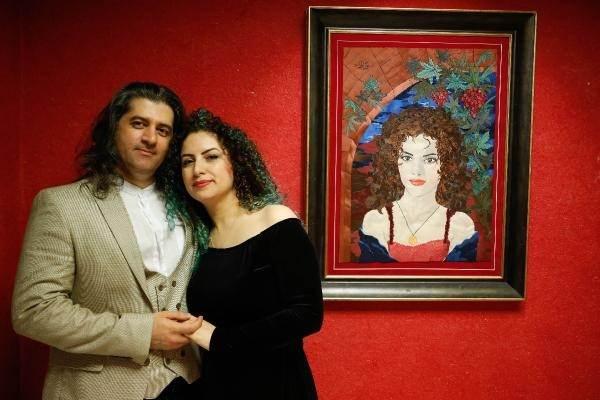 <p>“ANNEM, ‘ALLAH BUNA CAN VERSİN, SENİN OLSUN’ DEDİ, TABLOYA İMZAYI ATTI”</p>
<p>Kendisi gibi İranlı sanatçı Parisa Karamnezhad ile aşk hikayelerini anlatan Azarnegari sanatçısı Ahad Saadi, annesinin özel hayatıyla ilgili soruları üzerine hayalindeki kadını resmetmeye karar verdiğini belirtti. </p>