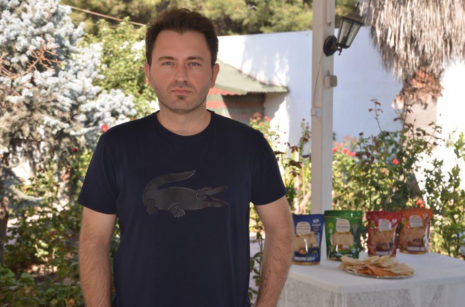 <p>Kentte 40 yıldır tarhana üretimi yapan firmanın sahibi Samet Çiftarslan, AA muhabirine, tarhananın Türkiye'de geçmişten gelen bir gelenek olduğunu ancak farklı bölgelerde farklı şekillerde bilindiğini, diğer bölgelerde bu ürünün sadece çorba olarak tüketildiğini ifade etti.</p>
<p> </p>
