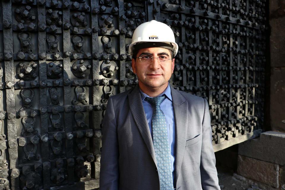 <p>Kapıda çürümüş ve korozyona uğramış metal parçalarının tamamlandığını ve eksik motiflerin de özgün motiflerden alınan kalıplarla geleneksel yöntemlerle tamamlandığını aktaran Koç, "Yapıldığı günden bugüne en çaplı bakım ve onarımını yaptık. Kapıya yüzde 20'lik bir müdahalemiz oldu." diye konuştu.</p>
