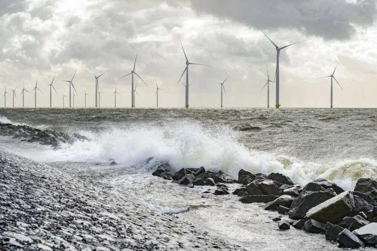 <p>KNMI, sera gazı emisyonlarının azaltılmaması durumunda Hollanda kıyılarındaki deniz seviyesinin 2100 yılına kadar 1,2 metre yükselebileceğini söylerken, 2014 yılındaki raporda yayımlanan 1 metrelik artış tahminini güncelledi.</p>
<p> </p>