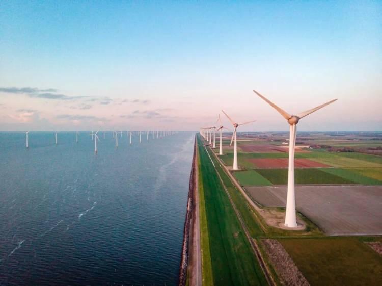 <p>Hollanda Su Kurulları Birliği başkanı Rogier van der Sande yaptığı açıklamada, “Aşırı hava koşullarına uyum sağlamak ve deniz seviyesindeki yükselmeleri tahmin etmek yeni bir hükümet için en önemli öncelik olmalı” dedi.</p>
<p> </p>
<p>Ülkede dört parti şu anda bir sonraki iktidar koalisyonunu kurmak için müzakere ederken tartıştıkları konuların başlarında iklim önlemleri geliyor.</p>
<p>Hollanda Altyapı ve Sudan Sorumlu Devlet Bakanı Steven Weyenberg, daha fazlasının yapılması gerektiğinin açık olduğunu söylerken, “İklim krizi burada. Kırmızı kod ve harekete geçmek hepimize bağlı” dedi.</p>