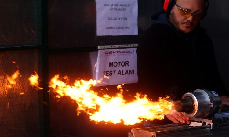 <p>Mustafa Yasin Pehlivanoğlu, "Güncelleme çalışmalarımız devam ediyor. 2022'nin ikinci yarısında 100 ve 200 nevtonluk motorlarımızın seri üretimine başlamayı planlıyoruz." diye konuştu.</p>
