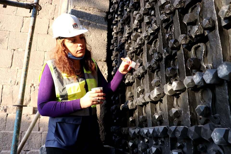 <p>Geçen yıl kasım ayından bu yana surun 4 ana kapısında restorasyon çalışmalarına başladıklarını belirten Koç, daha önce restorasyonları tamamlanan Mardinkapı, Yenikapı ve Dağkapı'yı yerine taktıklarını anımsattı.</p>

<p> </p>

