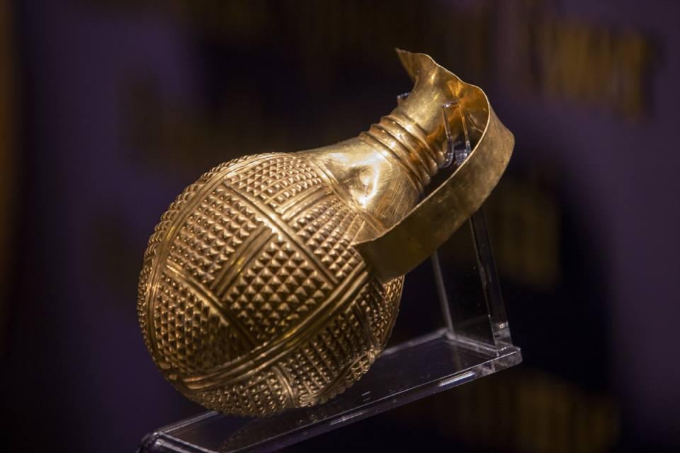 <p>Elbette o sırada yasa dışı kökeni hakkında bir bilgisi yoktu. Zaten daha sonrasında eser Victoria and Albert Müzesi'ne korunması amacıyla emanet ediliyor.</p>

