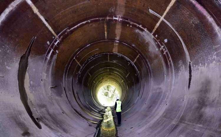 <p>275 metre gövde yüksekliğiyle Türkiye'nin en yüksek, dünyanın ise 'çift eğrilikli ince kemer baraj tipi' kategorisinde 3'üncü en yüksek barajı olan Yusufeli Barajı'nda, 558 megavat kurulu güce sahip santral yer alıyor. </p>
