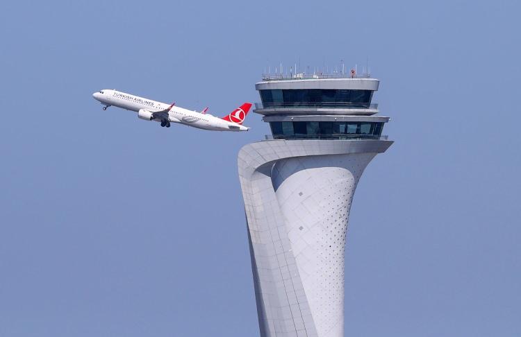 <p>76,5 milyon metrekare alan üzerine inşa edilen ve birçok yönden dünyada ilkleri barındıran İstanbul Havalimanı'nın ilk fazının açılışı, Cumhurbaşkanı Recep Tayyip Erdoğan ve dönemin TBMM Başkanı Binali Yıldırım'ın yanı sıra dünyanın dört bir yanından 50'nin üzerinde üst düzey konuğun katılımıyla 29 Ekim 2018'de gerçekleştirilmişti. Açılışa Arnavutluk, Sırbistan, Katar, KKTC, Kırgızistan, Kosova, Makedonya, Moldova, Pakistan, Sudan, Bosna Hersek ve Bulgaristan gibi ülkelerden cumhurbaşkanı ve başbakan düzeyinde katılım olmuştu.</p>
