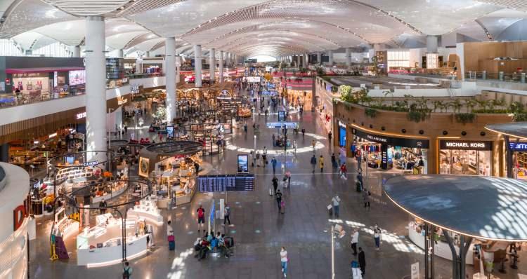<p>İstanbul'u dünya havacılık sektöründe kavşak noktası yapacak yeni havalimanı, geniş terminalleri ve gümrüklü alanları, bağımsız pistleri, apronu, otopark, yeme-içme ve sosyal donatı alanlarıyla küresel havacılıkta dikkati çekiyor. Havalimanında halihazırda 291 mağaza bulunuyor.</p>
