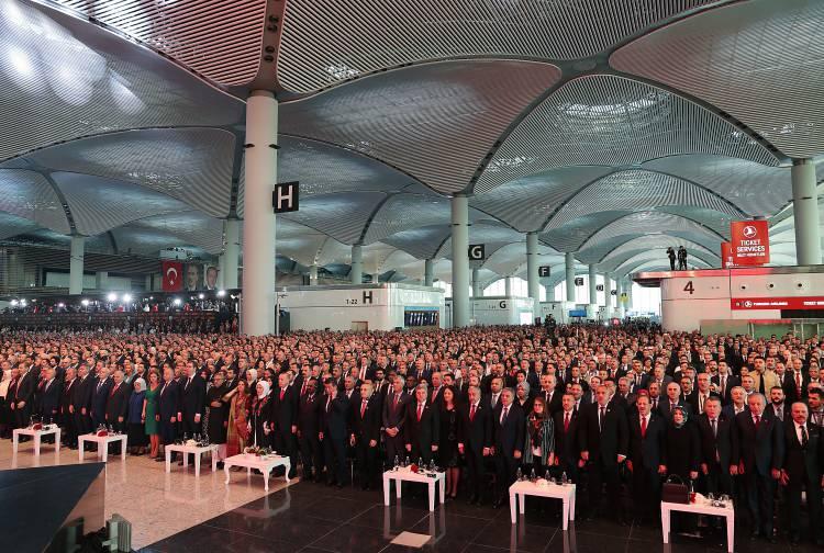 <p>Aldığı ödüllerle adından sıkça söz ettiren İstanbul Havalimanı, açılışından bu yana geçen süre içerisinde zaman zaman Avrupa'nın en yoğun veya en çok yolcunun ağırlandığı havalimanı olma başarısı da elde etti.</p>