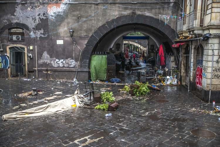 <p>Kentteki olumsuz hava koşulları sebebiyle Katanya Fontanarossa Havaalanı'nda da uçuşların durduğu ve hava ulaşımında aksaklıkların yaşandığı belirtildi.</p>
<p> </p>