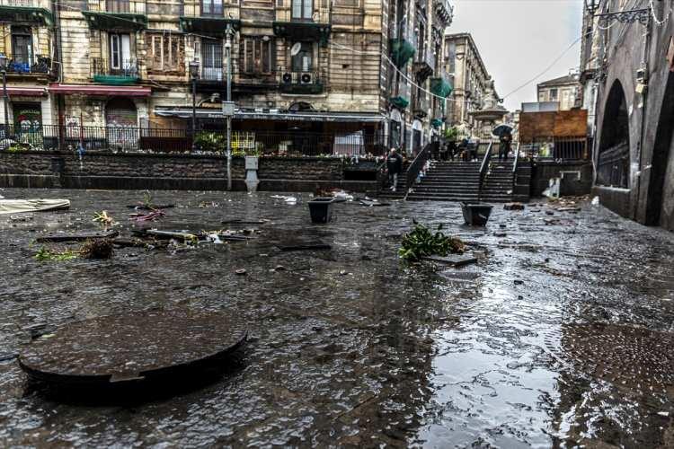 <p>Katanya ve çevresinde son üç gündür devam eden yoğun yağışlı hava koşullarında farklı noktalarda sel ve su baskını olayları yaşanıyor. Bölgede önceki gün de bir yaşlı çiftin kaybolduğu ifade edilirken dün 65 yaşındaki bir adamın cesedine ulaşıldığı, karısını ise arama çalışmalarının devam ettiği aktarıldı.</p>
<p> </p>