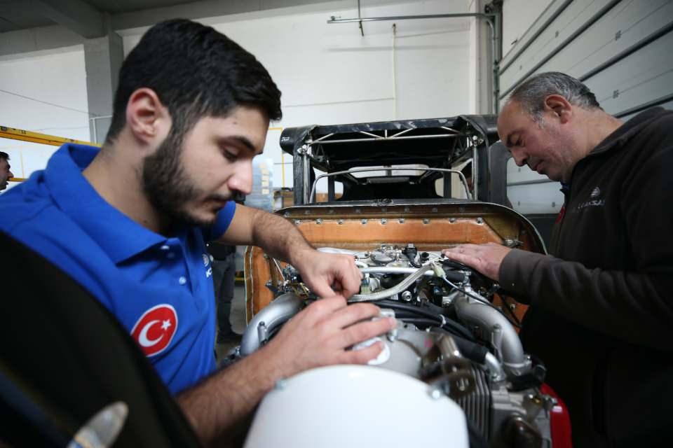 <p>Yani sınıfına nazaran çok üst düzey bir uçak olması planlandı. Motor dursa bile 62 kilometre hıza kadar uçma yeteneğine sahip bir uçak. </p>