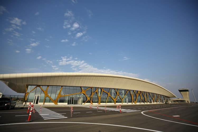 <p>Azerbaycan'ın işgalden kurtardığı topraklarda inşa ettiği ilk havalimanı yarın Cumhurbaşkanları Erdoğan ve Aliyev'in katılacağı törenle hizmete girecek. Cumhurbaşkanı Erdoğan, Fuzuli Uluslararası Havalimanı'na inen ilk devlet başkanı olacak.</p>

<p> </p>
