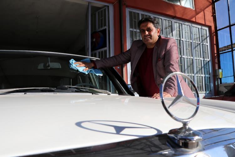 <p>Çocuk yaştan beri klasik otomobillere hayran olan Sivas Belediye Başkan Yardımcısı <strong>Levent</strong> <strong>Olgun</strong>, klasik bir otomobil sahibi olmak istedi. </p>
