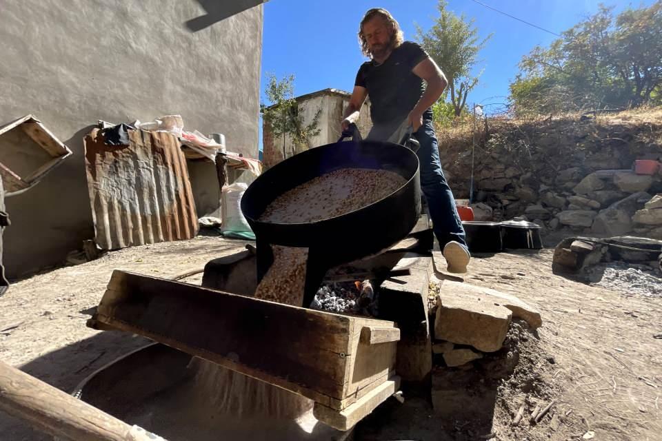 <p>Talep çok ama eşimle birlikte çalışıyoruz, dayanışma içerisinde 2 ton civarı leblebi ancak yapabiliyoruz. Siparişe göre yaptığımız için taze olarak tüketilmesini sağlıyoruz."</p>
