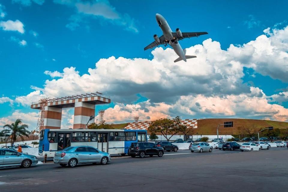 <p>Şehir merkezinden birkaç kilometre uzakta olan havalimanı konum olarak kullanışlı bir yerde yer almasına karşılık tek pisti bulunması nedeniyle yoğun olarak kullanılmıyor.</p>
<p>Yapıldığı 1930’lu yıllarda çevresinde pek fazla binanın bulunmadığı havalimanı, kalabalıklaşan nüfus ve plansız kentleşme nedeniyle halihazırda uçuşların apartmanların arasından gerçekleşmesine neden oluyor.</p>