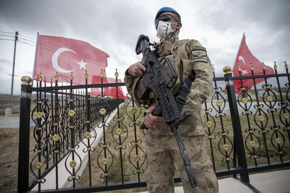 <p> Bizler güvenlik sebebiyle Parmaksız Mahallemizi geçmeye çekinirdik. </p>

