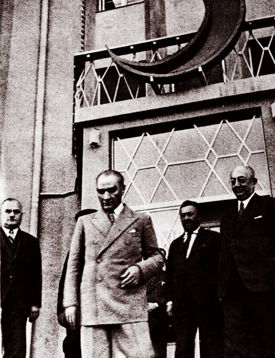 <p>Türk Kızılay, yurt içinde ve yurt dışında bulunan delegasyonları vasıtasıyla her yıl yaklaşık 30 milyon ihtiyaç sahibinin yardımına koşuyor.<br />
<br />
<em><strong>Fotoğraf: Mustafa Kemal Atatürk, 18 Haziran 1935'te Ankara'da bulunan Kızılay binasını ziyaret etmişti. (Arşiv)</strong></em></p>
