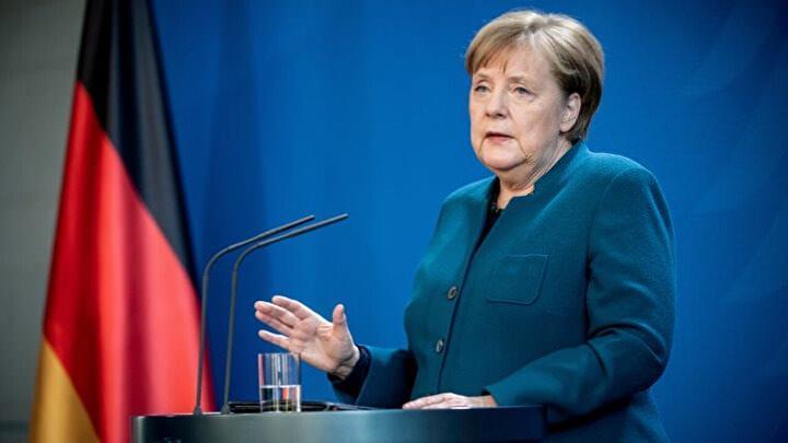 <p>Genç bir bakan olduğu dönemde Merkel'in elbise giydiği dönemlerde oldu ancak kendini rahat hissedemedi. Şansölye olduğunda kendisi için mükemmel görev üniformasını buldu: Ceket, koyu pantolon ve düz bir ayakkabı.</p>

<p> </p>
