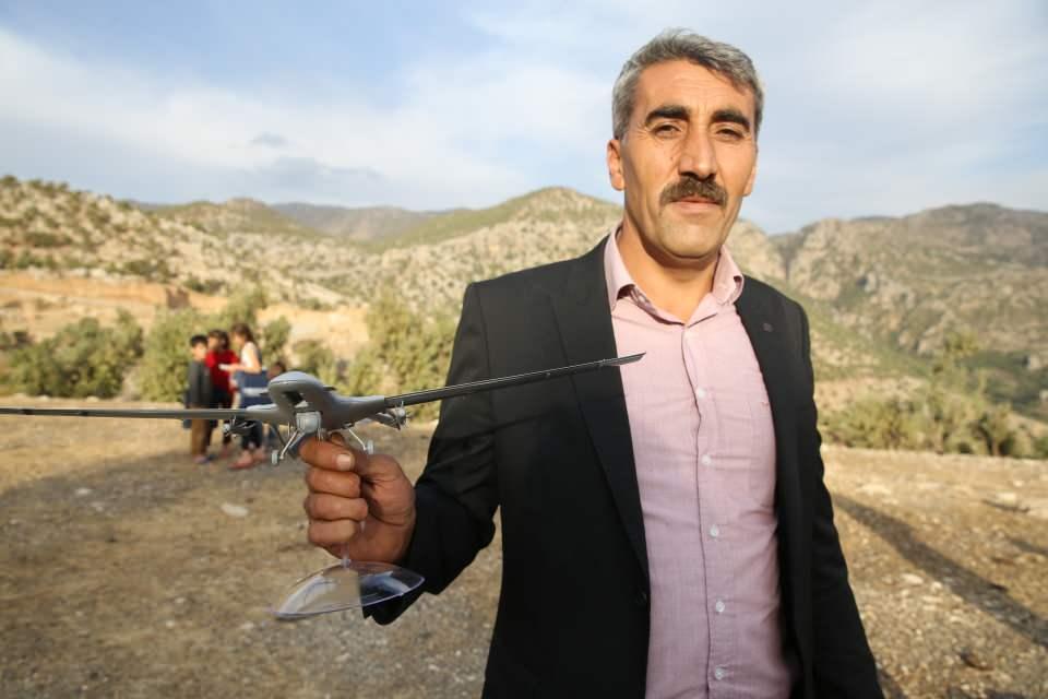<p>"Özdemir amcamızı kaybettik. Ülkemiz çok güzel bir değerini kaybetti. Keşke herkes Özdemir amcamız gibi arkasında muhteşem eserler bıraksa. Bıraktığı eserler dünyada ses getirdi. Ülkemizin huzur ve refahı için çok güzel bir projeydi." diyen Vural, çocuklarının da bu yolda ilerlemesini temenni etti.</p>

<p> </p>
