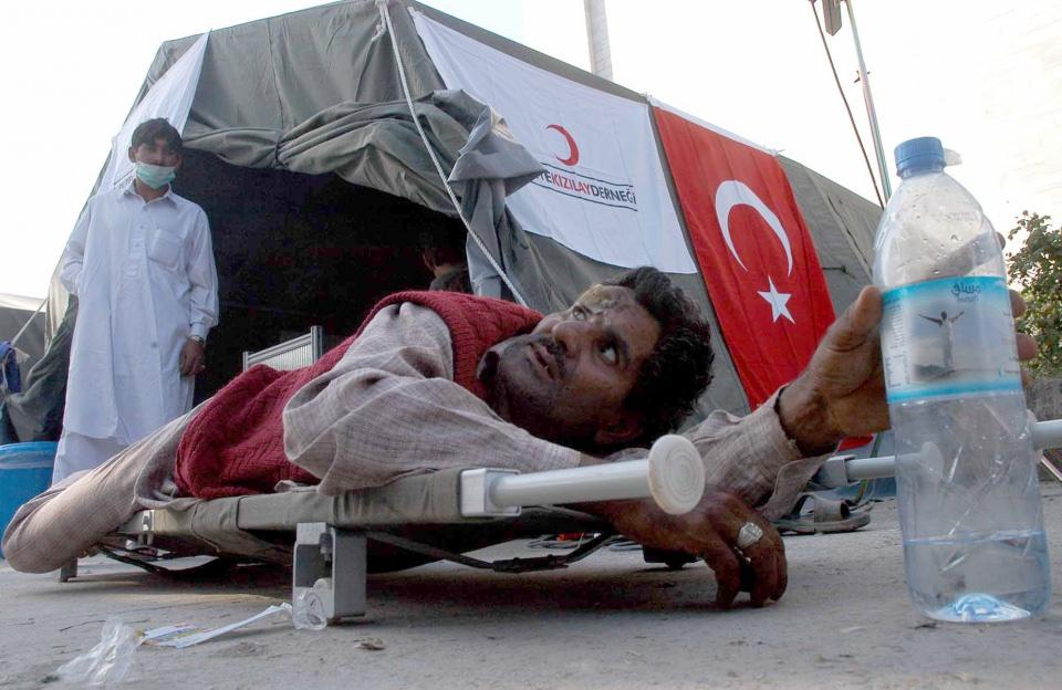 <p>Pakistan'ın Keşmir bölgesinde 2005'te meydana gelen depremin ardından Türk Kızılayı tarafından Muzafferabat Kentinde kurulan Sahra Hastanesi 70'in üzerinde depremzedeye tedavi uygulamıştı. (Arşiv)</p>