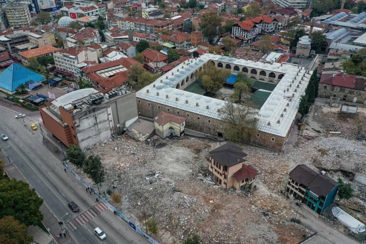 <p>Kamulaştırma çalışmaları sonrası çok katlı binaların yıkılmasının ardından Pirinç Han ve Ulu Cami başta olmak üzere bölgenin tarihi silüeti iyice belirginleşti.</p>

<p>İnanç turizmi başta olmak üzere bölgedeki tarihi alanların ön plana çıkacağı projeyle aynı zamanda yerli ve yabancı turist yoğunluğunun da artırılması hedefleniyor.</p>

<p>Proje, özellikle turizmciler açısından da olumlu yönde karşılanıyor.</p>

<p> </p>
