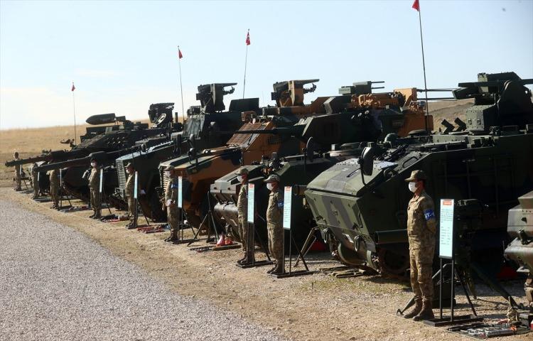 <p>Faaliyet, Bakanlar Akar ile Stefanoviç'un, General Nahit Şenoğlu Atış ve Tatbikat Bölgesi'ndeki yerlerini almasının ardından yapılan "Ateş Serbest 2021'i yurt içi ve sınır ötesindeki harekatlarda görev alan şanlı ordumuza, vatan savunmasında canını ve kanını esirgemeyen aziz şehitlerimize ve kahraman gazilerimize ithaf ediyoruz." anonsuyla başladı.</p>
<p> </p>