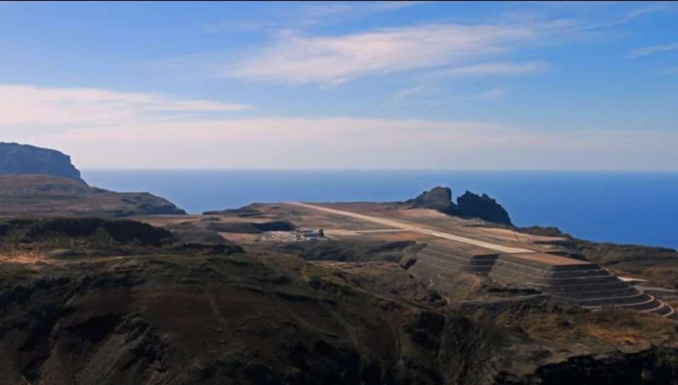 <p>Uçakların iniş ve kalkış sırasında Napolyon'un sürgün edildiği Longwood ovasının ve tek bir limana sahip bir kanyon çatlağının içine inşa edilmiş başkent Jamestown’u izleyebileceği havalimanı 2015 yılında inşa edilirken küçük uçaklar için planlanırken, son genişletme çalışmalarının ardından 50 metrelik Boeing 757 uçağının inebileceği şekilde genişletildi.<br />
<br />
<strong>Kaynak: NTV</strong></p>
<p> </p>