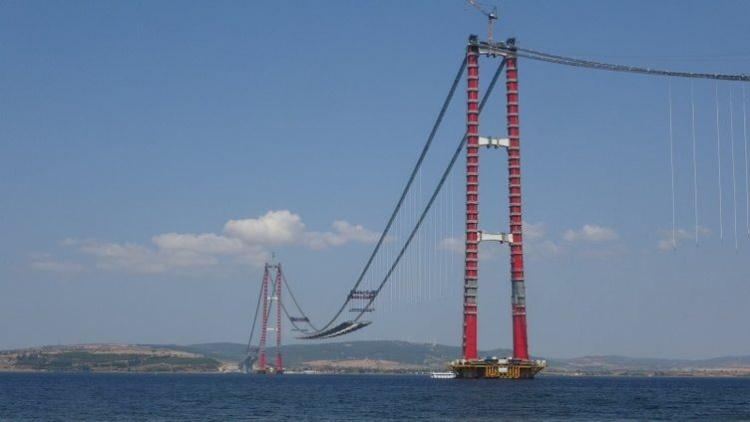 <p>Karaismailoğlu, Asya ve Avrupa yaklaşım viyadüklerinin de tamamlandığını, projenin 18 Mart 2022 tarihinde tamamlanarak işletmeye açılmasının hedeflendiğini belirtti. Karaismailoğlu, şunları kaydetti:</p>
