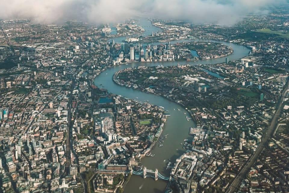 <p><strong>LONDRA, BİRLEŞİK KRALLIK</strong><br />
<br />
Dünyanın önemli başkentlerinden Londra’ya inmek için geçtiğiniz yollar bir filmin içindeymiş gibi hissettiriyor.</p>