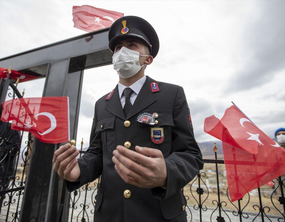 <p>Fakat bugün ortaya konuldu ki devletimizin ve güvenlik güçlerimizin sayesinde Diyarbakır'a, Şırnak'a, Cizre'ye ve geçmişte en tehlikeli dediğimiz bölgelere çok rahat şekilde gidiyoruz. Bugün bayrağımızın dalgalandığı her yer bizim." diye konuştu.</p>

<p> </p>
