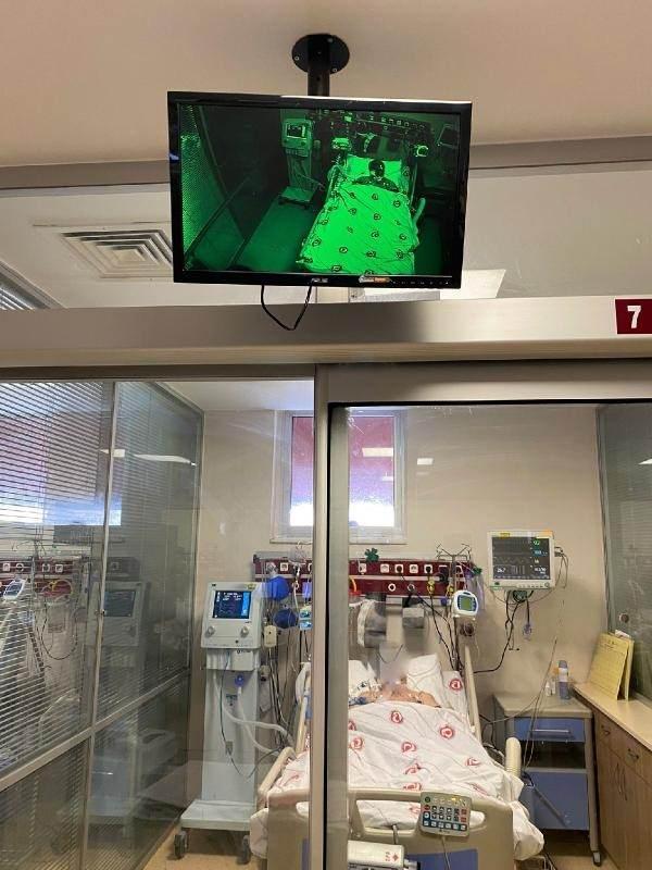 <p>Ayrıca bu görüntüler kesinlikle kayıt edilmiyor. Hasta mahremiyetine de dikkat ediyoruz. Anlık olarak takip sağlıyoruz. Kalp ritmindeki, kan basıncındaki değişiklikler anlık olarak monitörlere yansıyor.</p>

