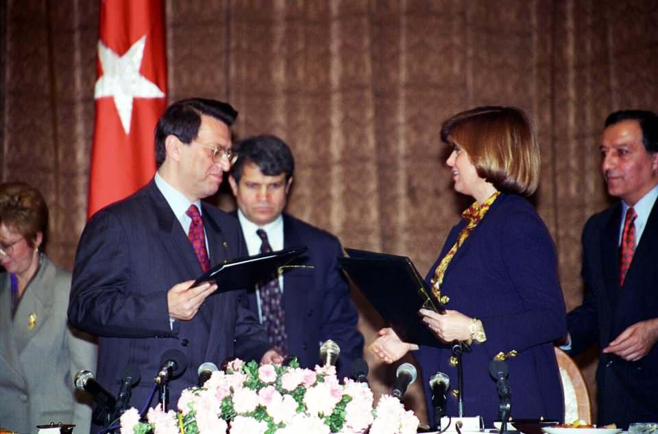 <p>18 Nisan 1999'da yapılan genel seçimlerde partisinin büyük oy kaybına uğramasına rağmen DSP-MHP-ANAP koalisyonunda yer alan Yılmaz, Devlet Bakanı ve Başbakan Yardımcısı oldu.<br />
<br />
<strong>Fotoğraf: 3 Mart 1996'da DYP- ANAP koalisyon protokolü, DYP Genel Başkanı Tansu Çiller ve ANAP Genel Başkanı Mesut Yılmaz (solda) tarafından TBMM'de imzalandı. (Arşiv)</strong></p>
