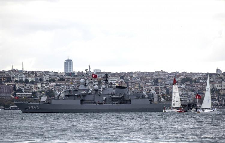 <p>29 Ekim Cumhuriyet Bayramı dolayısıyla TCG Yavuz fırkateyni (F 240), Dolmabahçe açıklarına demirledi.</p>
<p> </p>