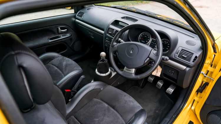 <p>Sınırlı sayıda üretilen Renault Clio V6, döneminin en güçlü hot hatch modellerinden biriydi. </p>