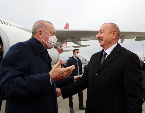 <p>​​​​​​​Yeni havalimanının açılış kurdelesini kesen Erdoğan ve Aliyev, daha sonra havalimanı binasını gezip, yetkililerden bilgi aldı.</p>
