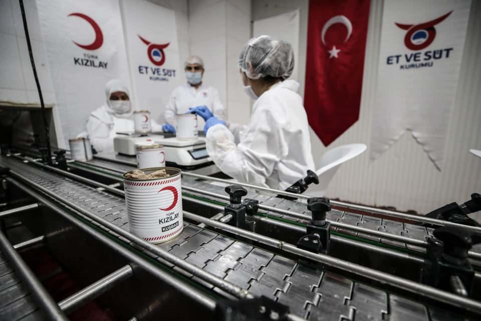 <p>Türk Kızılay'ın vekaletle kesilen kurbanlarının konserve haline getirildiği Et ve Süt Kurumu Sincan Kombinası. (Arşiv)</p>