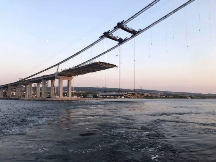 <p> 1915 Çanakkale Köprüsü'nün toplam uzunluğu, Cumhuriyetimizin 100'üncü yıldönümüne atfen 2 bin 23 metre orta açıklık ve 770'er metre yan açıklıklar ile birlikte 3 bin 563 metre olup, 365 ve 680 metrelik yaklaşım viyadükleri ile beraber 4 bin 608 metre olması öngörülüyor. </p>