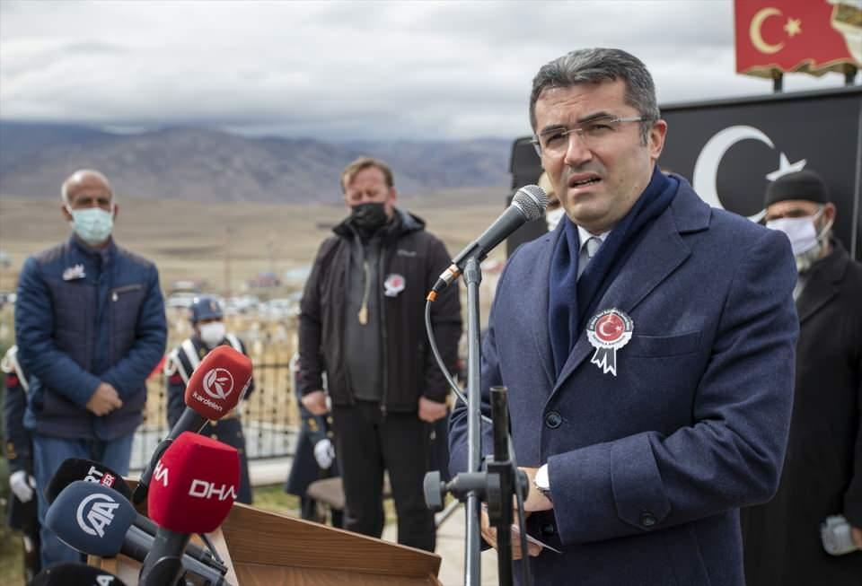 <p>Ancak devletimiz o günden bugüne kadar müthiş kararlılık ve milletimizin ferasetiyle terör örgütünü bitirme noktasına getirdi. Tabii çok bedeller ödendi ve buna rağmen bu yüce millet et ve tırnak olma özelliğini hiç kaybetmedi."</p>
<p> </p>