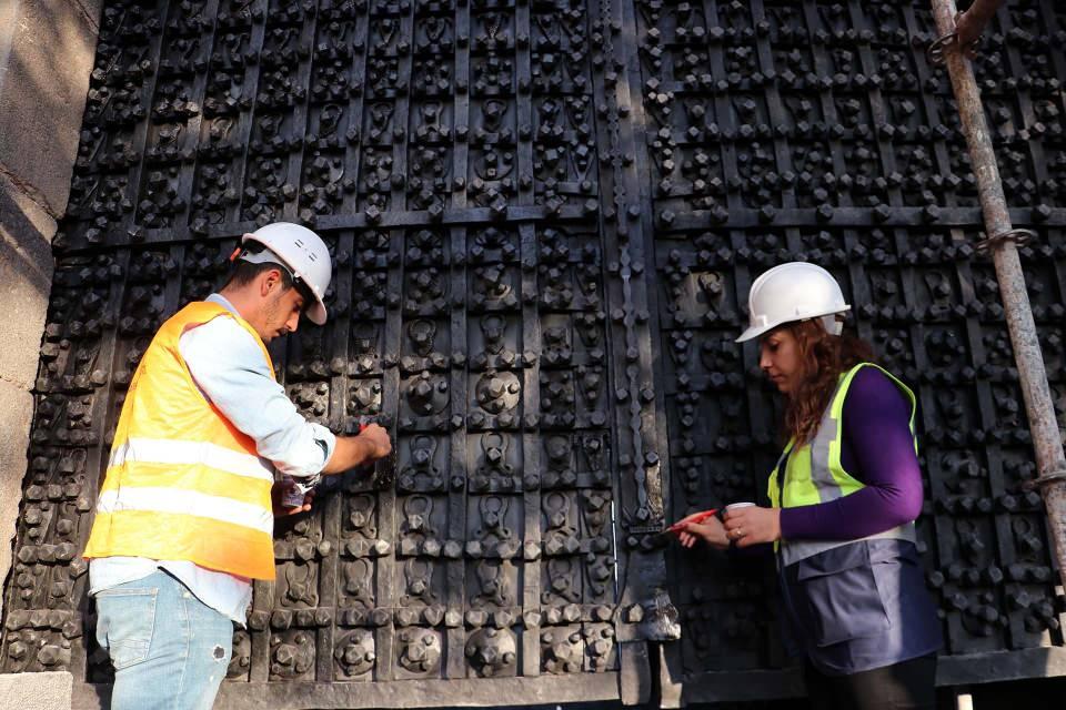 <p><strong>- "Surların büyük bir kısmının restorasyon projeleri tamamlandı"</strong></p>

<p>Kültür Varlıkları ve Müzeler Genel Müdürlüğü Restorasyon Şube Müdürü Nermin Uzunali, AA muhabirine, Kültür ve Turizm Bakanlığı olarak çalışmalarının yoğun bir şekilde sürdüğünü söyledi.</p>

<p> </p>

