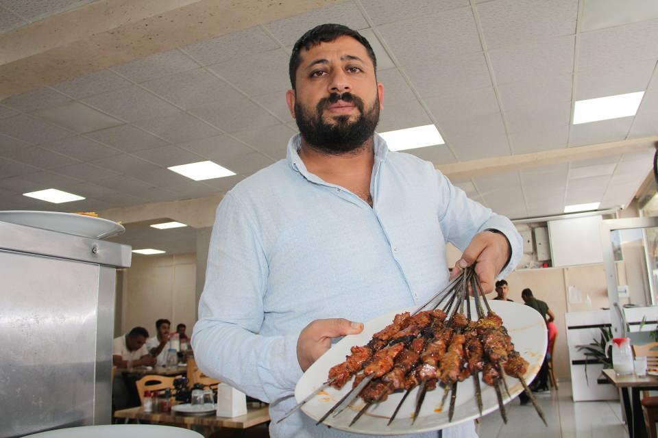 <p>Hatay’ın tüm ilçelerinin yanı sıra çevre illerden de müşterileri olduğunu aktaran Akın, ayda bir tonun üzerinde ciğer satışı yaptığını anlattı.</p>

<p>Ciğer ustalığına baba mesleği olarak devam ettiğini belirten lokanta işletmecisi Ali Kartaloğlu, genellikle sabah saatlerinde talep gören ciğer kebabının öğleye kalmadan tükendiğini söyledi.</p>
