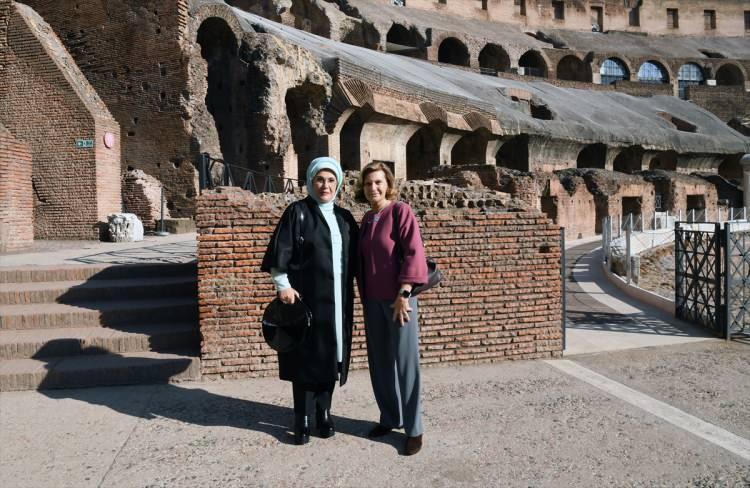 <p>Cumhurbaşkanı Erdoğan'ın G-20 Liderler Zirvesi'ne katılmak üzere İtalya'nın Roma kentine gerçekleştirdiği resmi ziyarete eşi Emine Erdoğan da eşlik etti.</p>

<p> </p>
