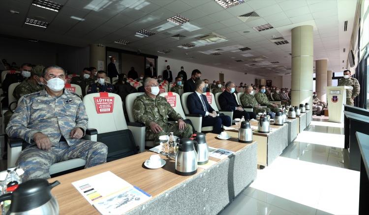 <p>Akar, TSK'nın, cumhuriyet tarihinin en yoğun d&ouml;neminden ge&ccedil;tiğini, bir tarafta eğitim ve tatbikatların diğer tarafta da operasyonel faaliyetin devam ettiğini aktardı.</p>

<p>&nbsp;</p>
