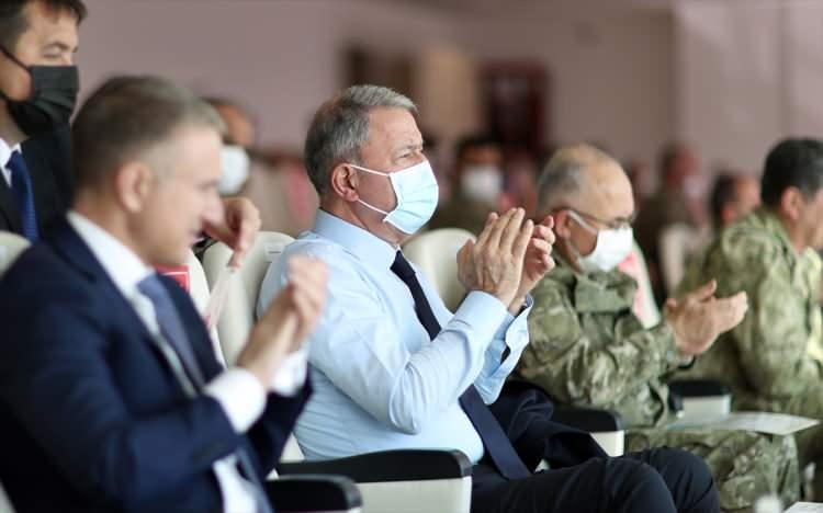 <p>Sorumluluklarının her zamankinden fazla olduğunun bilinciyle hareket ettiklerini dile getiren Akar, "T&uuml;rk Silahlı Kuvvetlerinin vazifesi, egemenliğimiz ve bağımsızlığımız başta olmak &uuml;zere 84 milyon vatandaşımızın, hudutlarımızın g&uuml;venliği, hak ve menfaatlerimizin karada, denizde ve havada korunması ve kollanması i&ccedil;in gereken ne varsa yapılmasıdır. Bekamız, egemenliğimiz ve bağımsızlığımız i&ccedil;in yapılması gerekenleri yapmak T&uuml;rk Silahlı Kuvvetlerinin g&ouml;revidir." diye konuştu.</p>

<p>&nbsp;</p>
