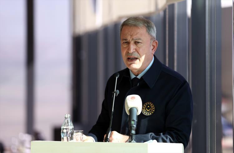 <p>Milli Savunma Bakanı Hulusi Akar, "Terörist neredeyse hedefimiz orası. Teröristlerin peşinde olmaya devam edeceğiz" dedi.</p>
