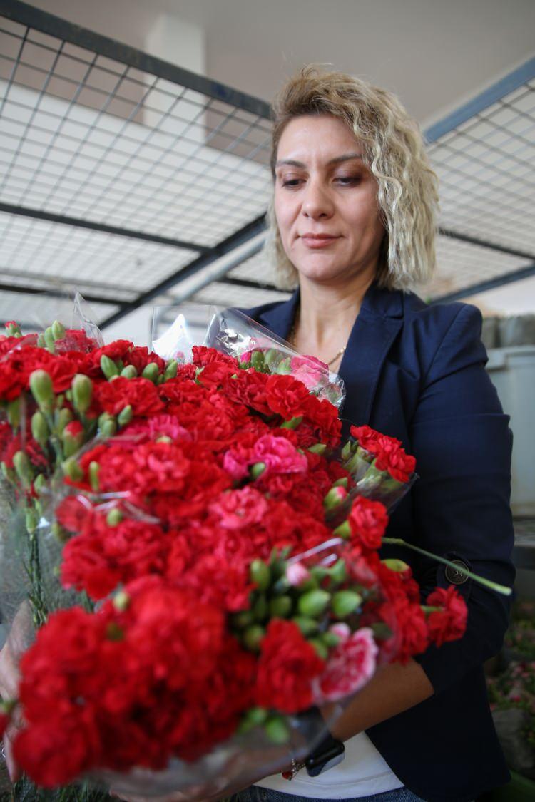 <p>Çiçek sektöründe tarihi rekor</p>
<p>Yılmaz, 83 ülkeye çiçek gönderdiklerini, bunların başında Hollanda, İngiltere, Almanya, Özbekistan, Romanya ve Bulgaristan'ın geldiğini ifade etti. Bu dönemde hem ihracat yapılan ülke sayısında hem de miktarda artış yaşandığını anlatan Yılmaz, "Geçen yılı 107 milyon dolarlık ihracatla kapattık. </p>