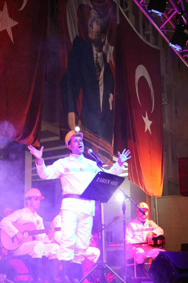 <p>Zonguldak'ta yerin yüzlerce metre altında çalışan maden işçilerinden oluşan Türkiye'nin ilk madenci korosu, 29 Ekim Cumhuriyet Bayramı'na özel konser verdi.<br />
</p>